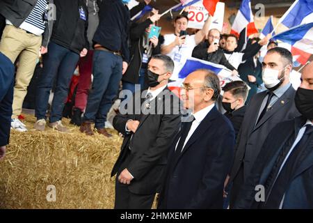 Saulieu, Frankreich. 12th. Februar 2022. Wahlkundgebung des rechtsextremen Präsidentschaftskandidaten Eric Zemmour am 12. Februar 2022 in Saulieu, Burgund, Bourgogne, Frankreich. Die Kundgebung wurde von 3500 Personen besucht die Sicherheit war streng, angesichts der vielen Todeskuren Zemmour hat Hunderte von Polizisten erhalten, die meisten in voller Aufstands-Ausrüstung waren anwesend. Hier war eine Gegendemonstration, von Kommunisten und linken Parteien, die den Präsidentschaftskandidaten einen Faschisten nannten. Keine größeren Konfrontationen aufgrund der großen Polizeipräsenz. (Foto: Teun Voeten/Sipa USA) Quelle: SIPA USA/Alamy Live News Stockfoto