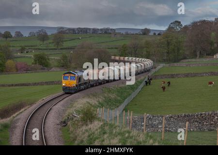 Rylstone (nördlich von Skipton, Zweigstelle Rylstone) GB Eisenbahngüterlokomotive der Baureihe 66 66738 mit einem Rylstone - Leeds Hunslet Stone Güterzug Stockfoto