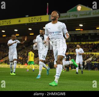 Norwich, Großbritannien. 12th. Februar 2022. Raheem Sterling von Manchester City feiert seinen ersten Halbtreffer im Spiel gegen Norwich City in der Carrow Road. Norwich City / Manchester City - Premier League - Carrow Road. Bildnachweis: Kredit: Mark Pain/Alamy Live Nachrichten Stockfoto