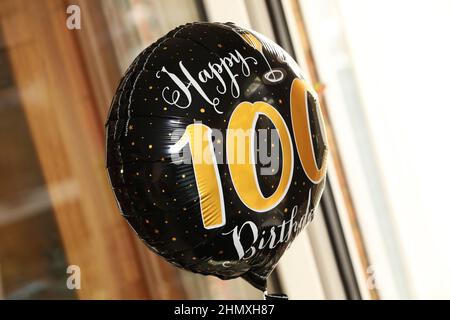 Ballons zum 100. Geburtstag auf einer Geburtstagsparty in Chichester, West Sussex, Großbritannien. Stockfoto