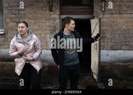 Gornyak, Ukraine. 09th. Februar 2022. 9. Februar 2022 -- Igor, 30, und Eugenia, 26, Mazur, die Eltern von 5 Kindern, die alle unter 8 Jahre alt sind, leben etwa 10 Meilen von der Donezker Front im ukrainischen Gornyak entfernt. Die Familie kämpft darum, genügend Arbeit für Lebensmittel und Rechnungen zu finden und bleibt besorgt, während die russischen Streitkräfte an der ukrainischen Grenze mobilisieren. (Foto von Michael Nigro/Sipa USA) Quelle: SIPA USA/Alamy Live News Stockfoto