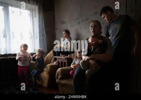 Gornyak, Ukraine. 09th. Februar 2022. Am 9. Februar 2022 leben Igor und Eugenia, die Eltern von 5 Kindern, die alle unter 8 Jahre alt sind, etwa 10 Meilen von der Donezker Front im ukrainischen Gornyak entfernt. Die Familie kämpft darum, genügend Arbeit für Lebensmittel und Rechnungen zu finden und bleibt besorgt, während die russischen Streitkräfte an der ukrainischen Grenze mobilisieren. (Foto von Michael Nigro/Sipa USA) Quelle: SIPA USA/Alamy Live News Stockfoto
