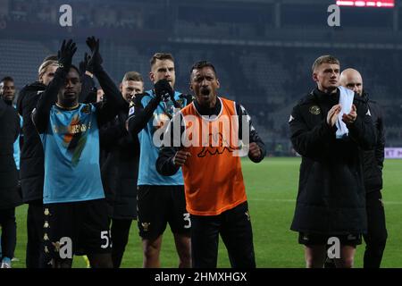 Turin, Italien. 12th. Februar 2022. Die Spieler des FC Venezia begrüßen die Fans während des Spiels Torino FC gegen Venezia FC, italienische Fußballserie A in Turin, Italien, Februar 12 2022 Quelle: Independent Photo Agency/Alamy Live News Stockfoto