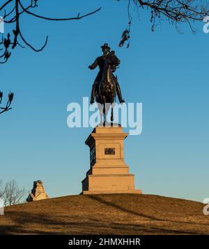 Das Denkmal, das Major General Winfield Scott Hancock auf dem East Cemetery Hill im Gettysburg National Military Park an einem sonnigen Wintertag gewidmet ist Stockfoto