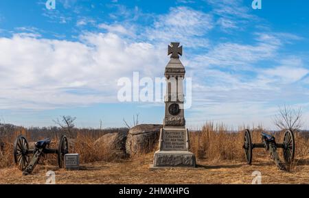 Das Denkmal der Battery C, der New York Light Artillery 1st und zwei Kanonen auf der Sedgwick Avenue im Gettysburg National Military Park Stockfoto