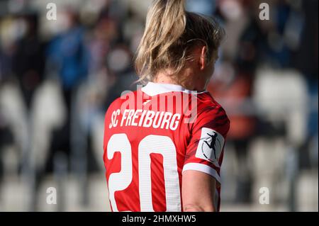 Freiburg, Deutschland. 12th. Februar 2022. Freiburg, 12th 2022. Februar Jana Vojtekova (20 SC Freiburg) von hinten beim Flyeralarm Frauen Bundesliga-Spiel zwischen dem SC Freiburg und dem FC Bayern München im Dreisamstadion, Freiburg. Sven Beyrich/SPP Kredit: SPP Sport Pressefoto. /Alamy Live News Stockfoto