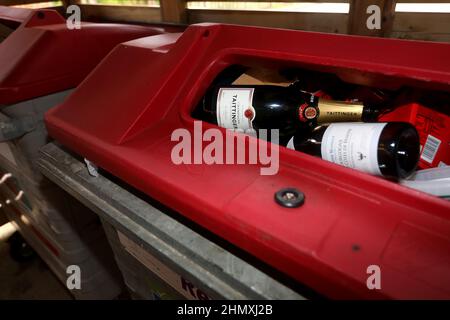 Leere Taittinger Champagnerflaschen in einem Recyclingbehälter in Brighton, East Sussex, Großbritannien. Stockfoto