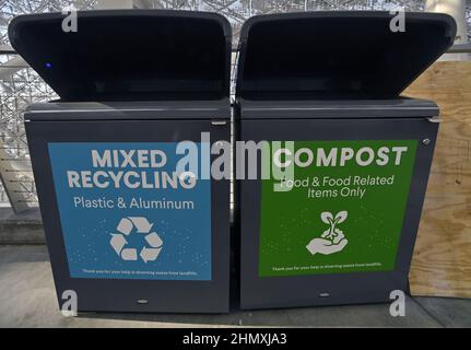 Inglewood, Usa. 12th. Februar 2022. Gemischte Recycling-Behälter für Kunststoff und Aluminium sowie Kompost für Lebensmittel und Lebensmittel werden vor dem LVI Super Bowl-Spiel am Sonntag in Inglewood, Kalifornien, am Samstag, 12. Februar 2022 im SoFi Stadium gesehen. Foto von Jim Ruymen/UPI Credit: UPI/Alamy Live News Stockfoto