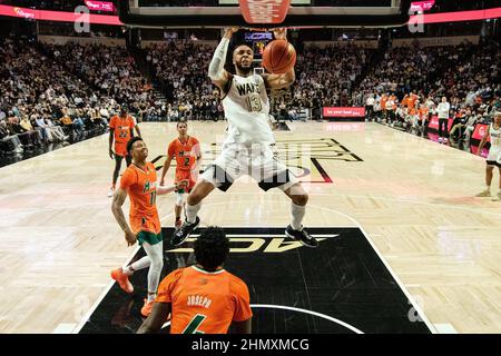 Winston-Salem, NC, USA. 12th. Februar 2022. Wake Forest Demon Deacons stürmen Dallas Walton (13) in der zweiten Hälfte gegen die Miami (FL) Hurricanes im ACC Basketball Matchup am LJVM Coliseum in Winston-Salem, NC. (Scott Kinser/Cal Sport Media). Kredit: csm/Alamy Live Nachrichten Stockfoto