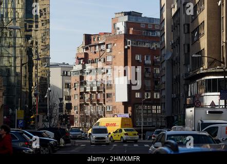 Bukarest, Rumänien - 04. Januar 2022: Der rote Backsteinblock mit Wohnungen, in dem sich das Union Cinema in der Ion Campineanu Street befindet. Stockfoto