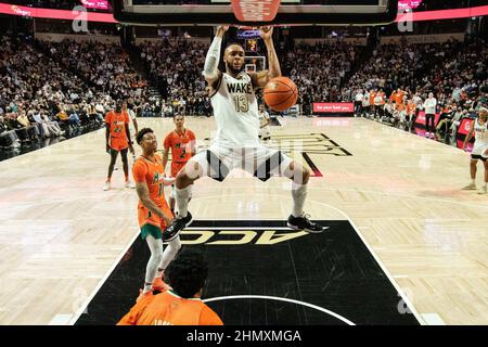 Winston-Salem, NC, USA. 12th. Februar 2022. Wake Forest Demon Deacons stürmen Dallas Walton (13) in der zweiten Hälfte gegen die Miami (FL) Hurricanes im ACC Basketball Matchup am LJVM Coliseum in Winston-Salem, NC. (Scott Kinser/Cal Sport Media). Kredit: csm/Alamy Live Nachrichten Stockfoto