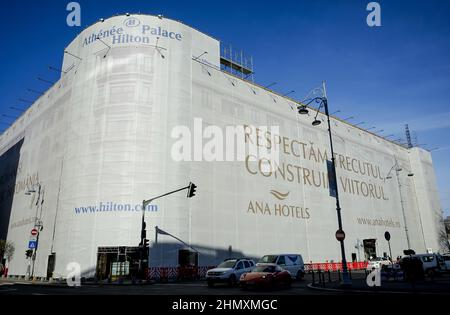 Bukarest, Rumänien - 04. Januar 2022: Das Athenee Palace Hilton Bucharest Hotel in Bukarest, Rumänien, wird derzeit renoviert. Stockfoto