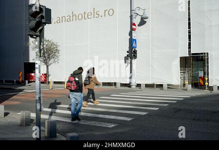 Bukarest, Rumänien - 04. Januar 2022: Crosswalk in der Nähe des Hotels Athenee Palace Hilton Bucharest, das derzeit renoviert wird, in Bukarest, Rumänien. Stockfoto