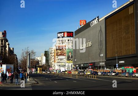 Bukarest, Rumänien - 04. Januar 2022: Unirea Shopping Center, auf dem Unirii-Platz, in Bukarest, Rumänien. Stockfoto