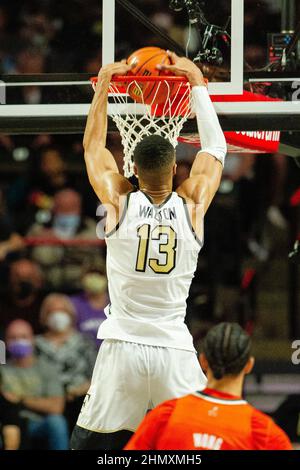 Winston-Salem, NC, USA. 12th. Februar 2022. Wake Forest Demon Deacons stürmen Dallas Walton (13) in der zweiten Hälfte gegen die Miami (FL) Hurricanes im ACC Basketball Matchup am LJVM Coliseum in Winston-Salem, NC. (Scott Kinser/Cal Sport Media). Kredit: csm/Alamy Live Nachrichten Stockfoto