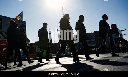 Bukarest, Rumänien - 19. Januar 2022: Fußgänger überqueren die Straße in der Nähe des Crangasi-Marktes in Bukarest, Rumänien. Stockfoto