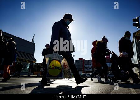 Bukarest, Rumänien - 19. Januar 2022: Fußgänger überqueren die Straße in der Nähe des Crangasi-Marktes in Bukarest, Rumänien. Stockfoto