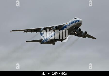 Antonov an-124 Frachtflugzeug, das im Februar 2022 den Flughafen East Midlands, Großbritannien, verlässt. Stockfoto