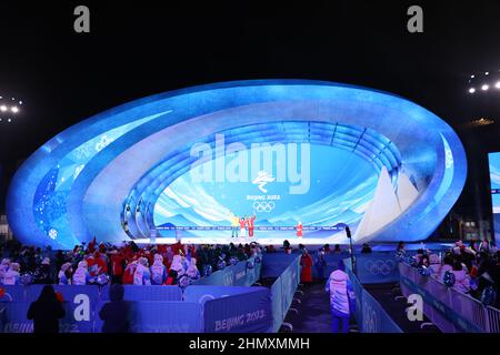 Zhangjiakou, Hebei, China. 11th. Februar 2022. Allgemeine Ansicht Snowboarding: Männer Halfpipe Medaille Zeremonie während der Olympischen Winterspiele 2022 in Peking auf Zhangjiakou Medal Plaza in Zhangjiakou, Hebei, China . Quelle: AFLO SPORT/Alamy Live News Stockfoto