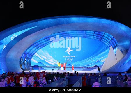 Zhangjiakou, Hebei, China. 11th. Februar 2022. Allgemeine Ansicht Snowboarding: Männer Halfpipe Medaille Zeremonie während der Olympischen Winterspiele 2022 in Peking auf Zhangjiakou Medal Plaza in Zhangjiakou, Hebei, China . Quelle: AFLO SPORT/Alamy Live News Stockfoto