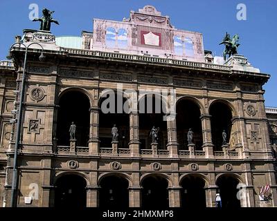 Der schöne Eingang zur Wiener Staatsoper, wo klassische Musik die beste ist Stockfoto