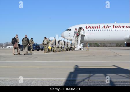 US Air Force Airmen mit dem 1st Fighter Wing an Bord eines Omni Air International 767-300ER auf der Joint Base Langley-Eustis, VA., 11. Februar 2022, zur Unterstützung eines Einsatzes in den Vereinigten Arabischen Emiraten. Auf der Grundlage von Anweisungen des US-Verteidigungsministers ist die strategische Absicht des Einsatzes, dass die Präsenz des Flugzeugs die VAE vor der aktuellen Bedrohung unterstützt und ein klares Signal ist, dass die USA als langjähriger strategischer Partner mit den VAE zusammenarbeiten. Stockfoto