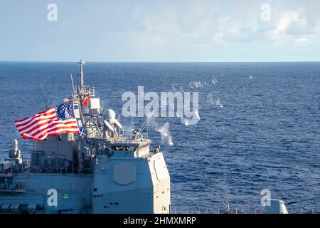 220209-N-PQ495-1107 PAZIFISCHER OZEAN (FEB 9, 2022) der Lenkraketen-Kreuzer USS Lake Champlain (CG 57) der Ticonderoga-Klasse führt eine Live-Feuerübung zusammen mit dem Flugzeugträger USS Carl Vinson (CVN 70) der Nimitz-Klasse durch, 9. Februar 2022. Vinson führt derzeit routinemäßige Seeoperationen in der US-Flotte von 3rd durch. (USA Navy Foto von Mass Communication Specialist Seaman Larissa T. Dougherty) Stockfoto