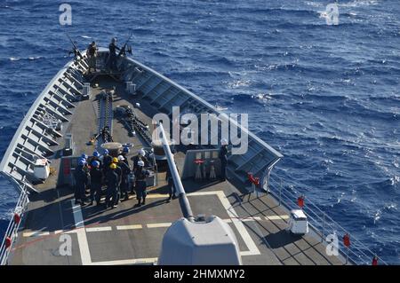 220206-N-EF547-1006 PAZIFISCHER OZEAN (FEB 6, 2022) der Lenkraketen-Kreuzer USS Lake Champlain (CG 57) der Ticonderoga-Klasse führt eine Verankerungsentwicklung durch, 6. Februar 2022. Lake Champlain führt derzeit routinemäßige Seeoperationen in der US-Flotte von 3rd durch. (USA Navy Foto von Ensign Sarah Weinstein) Stockfoto