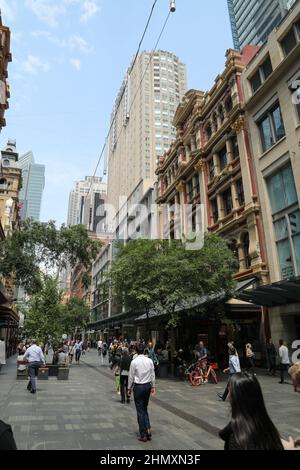 Fußgänger und Geschäfte in Pitt St, Sydney, Australien, Oktober 2019. Stockfoto