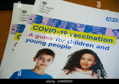 London, Großbritannien. 12th. Februar 2022. Eine Broschüre für Kinder und Jugendliche ist im Impfzentrum in London zu sehen. Kredit: SOPA Images Limited/Alamy Live Nachrichten Stockfoto