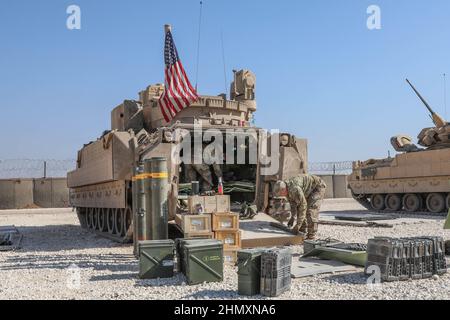 US-Soldaten des 2nd Platoon, Alpha Company, 1/163rd Combined Arms Bataillon, , stellen am 1. Februar 2022 in Nordost-Syrien einen M2A3 Bradley Kampfwagen operativ bereit. Die BFV bieten einen erhöhten Truppensschutz für die kombinierte Gemeinsame Task Force - Operation Inhärent Resolve und ihre Partner-Kräfte, während sie weiterhin die dauerhafte Niederlage von Daesh sicherstellen. (USA Armee-Foto von SPC. William Gore) Stockfoto