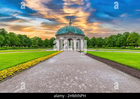 München Deutschland, Sonnenuntergang am Münchner Hofgarten mit Dianatempel Stockfoto