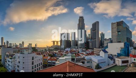 Singapur – Panoramablick auf die Skyline der Stadt bei Sonnenaufgang am Boat Quay und im Geschäftsviertel am Clarke Quay Stockfoto