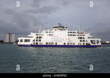 Eine Wight Link-Fähre, die von Portsmouth, Hampshire, Großbritannien, abfährt. Stockfoto