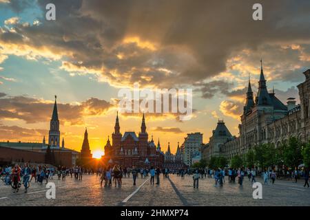 Moskau, Russland - 13. Mai 2018: Moskau Russland Sonnenuntergang Stadt Skyline am Roten Platz mit Staatlichen Historischen Museum und Nikolskaya-Turm Stockfoto