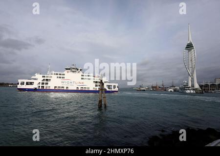 Eine Wight Link-Fähre, die von Portsmouth, Hampshire, Großbritannien, abfährt. Stockfoto