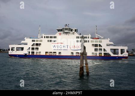 Eine Wight Link-Fähre, die von Portsmouth, Hampshire, Großbritannien, abfährt. Stockfoto