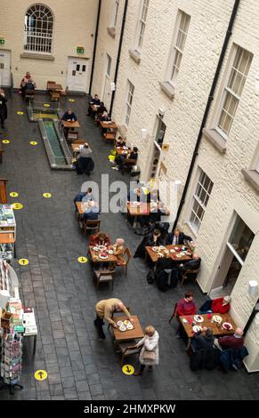 Das Café-Restaurant mit überdachtem Innenhof im Chester Beatty Museum and Library befindet sich auf dem Gelände des Dublin Castle in Dublin, Irland. Stockfoto