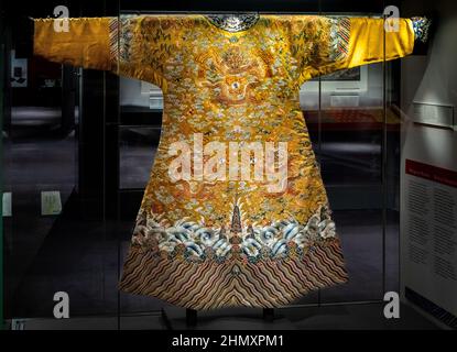 Eine kunstvolle und wunderschöne gestickte gelbe Seidendrachenrobe, die um 1800 in China hergestellt wurde und im Chester Beatty Museum in Dublin Castle ausgestellt wurde Stockfoto