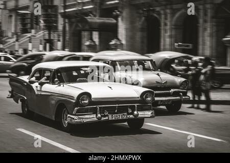 Nahaufnahme eines alten Ford Fairlane in der Straße Stockfoto