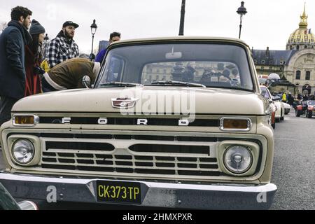 Foto des Ford F-100 Van cremefarben, Pick-up-LKW in der Straße geparkt Stockfoto