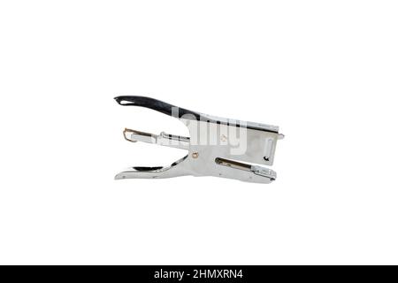 Silberne Konstruktion Hefter Pistole mit Klammern für Möbel isoliert auf weißem Hintergrund. Manuelles Industriewerkzeug. Stockfoto