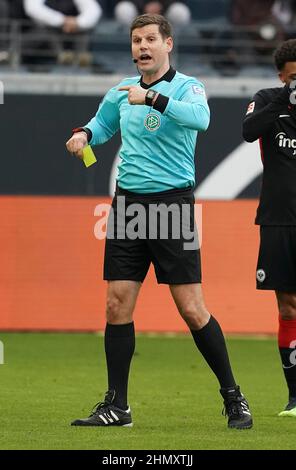 12. Februar 2022, Deutsche Bank Park, Frankfurt, GER, 1st FBL, Eintracht Frankfurt vs VfL Wolfsburg, DFL Vorschriften verbieten die Verwendung von Fotografien als Bildsequenzen und/oder quasi-Video. Im Bild Schiedsrichter Frank Willenborg Stockfoto