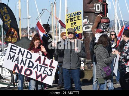 Victoria, British Columbia, Kanada 12. Februar 2022 - Demonstranten halten Zeichen gegen die Mandate von Covid-19 und gegen einen Protest gegen die Impfung, der vor den Gebäuden der Provinzregierung in der Innenstadt von Victoria abgehalten wird. Don Denton/Alamy Live News Stockfoto