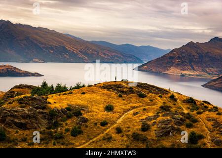 Atemberaubender Panoramablick vom Gipfel des Queenstown Hill auf den Lake Wakatipu Stockfoto