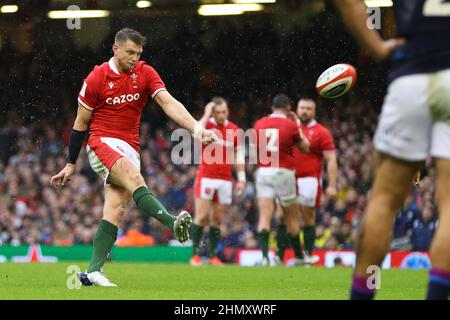 Cardiff, Großbritannien. 12th. Februar 2022. Dan Biggar aus Wales tritt eine Strafe. Guinness Six Nations Championship 2022 Match, Wales gegen Schottland im Fürstentum Stadium in Cardiff am Samstag 12th Februar 2022. Bild von Andrew Orchard/Andrew Orchard Sports Photography/ Alamy Live News Kredit: Andrew Orchard Sports Photography/Alamy Live News Stockfoto