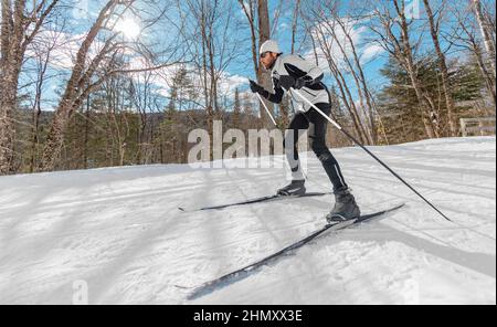 Wintersport. Man Cross Country Skate Skiing Style - Nordic Ski im Wald. Mann im Winter macht Spaß Ausdauer Wintersport im Schnee auf Stockfoto