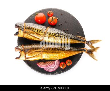 Tafel mit leckeren geräucherten Makrelenfischen auf weißem Hintergrund Stockfoto