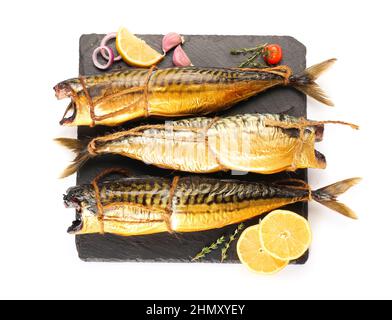 Tafel mit leckeren geräucherten Makrelenfischen auf weißem Hintergrund Stockfoto