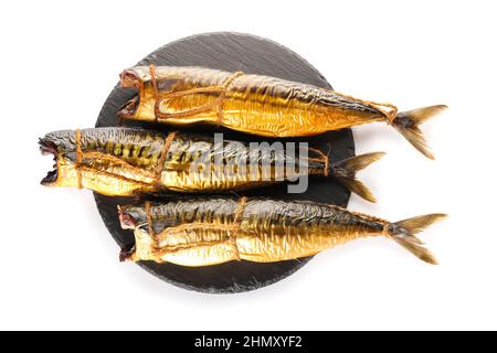 Tafel mit leckeren geräucherten Makrelenfischen auf weißem Hintergrund Stockfoto